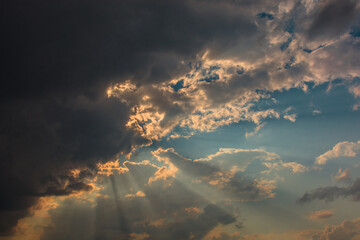 SOl entre as nuvens criando raios