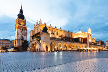 Fototapeta na wymiar Cloth hall in Cracow, Poland market square, old town at the evening