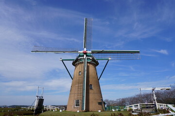 青空と風車がある広場の風景