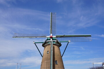 青空と風車がある広場の風景