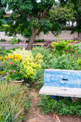 un banc public bleu dans un jardin de la ville de Dakar au Sénégal en Afrique de l'Ouest