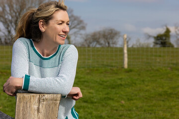 Attractive Smiling Happy Middle Aged Woman Resting on Fence - 662771471