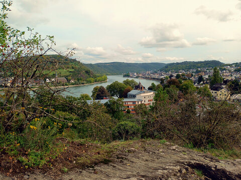 Panoramablick auf Boppard am Rhein im UNESCO-Welterbe Oberes Mittelrheintal. Aussicht vom Traumschleife Mittelrhein-Klettersteig oberhalb der Bopparder Seilbahn in Rheinland-Pfalz.