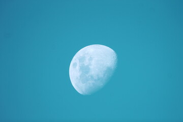 Luna en cielo azul
