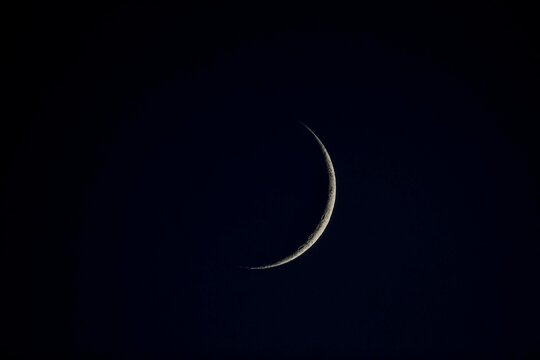 Luna creciente en cielo nocturno