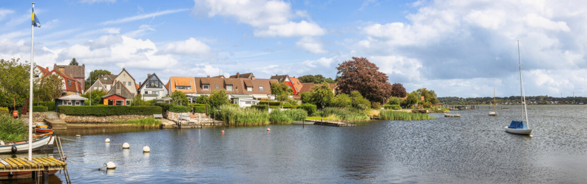 Blick &uuml;ber die Schlei zur historischen Fischersiedlung Holm in Schleswig