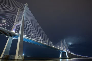 Photo sur Plexiglas Pont Vasco da Gama Vasco da Gama bridge at night, Lisbon, Portugal