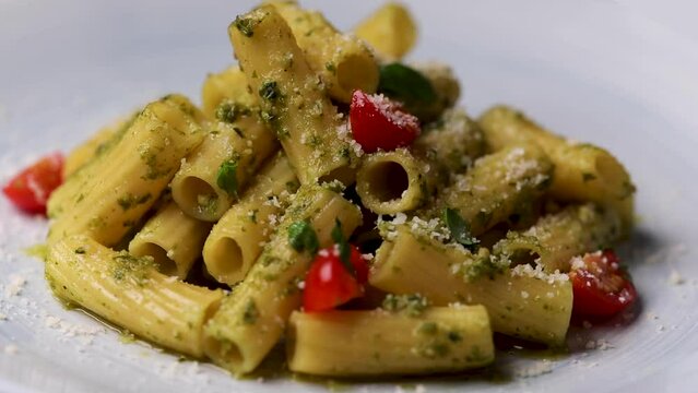 plato de macarrones al pesto girando