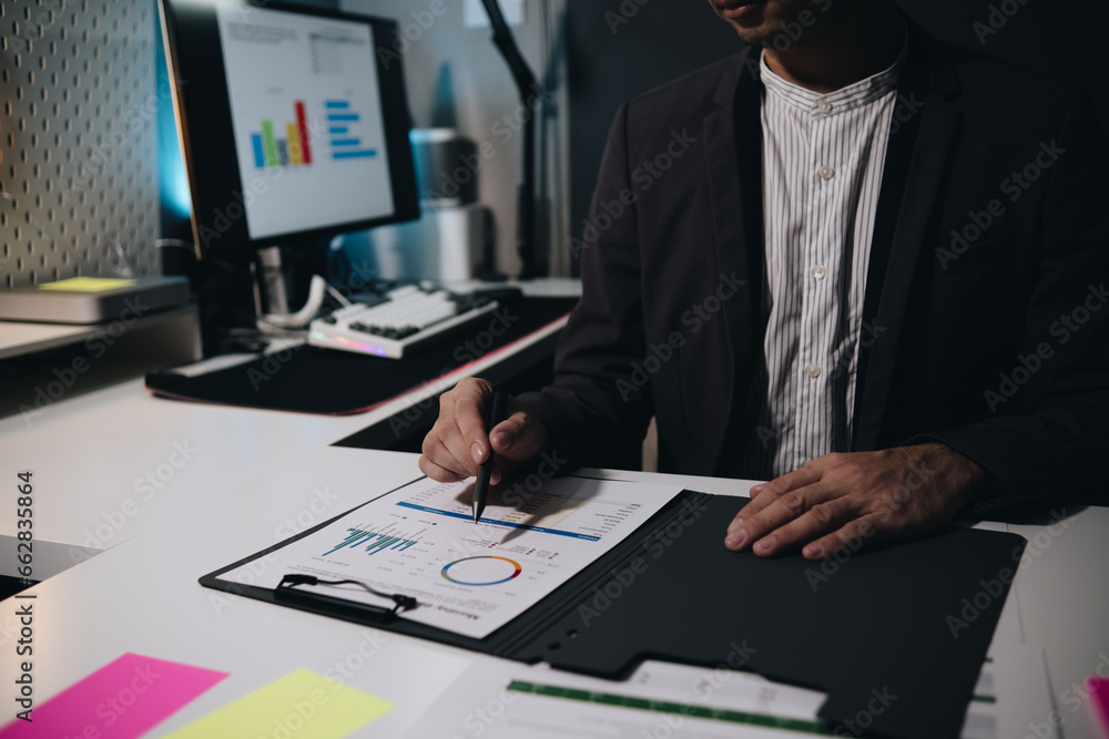Aufkleber businessman accountant working audit and calculating expense financial annual financial report balan