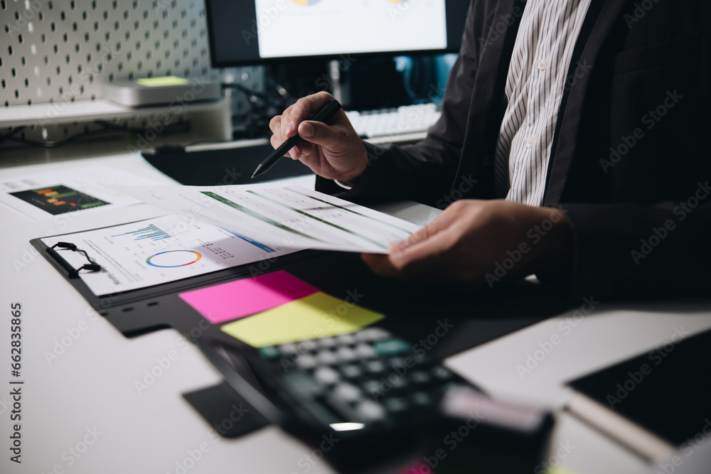 Aufkleber businessman accountant working audit and calculating expense financial annual financial report balan
