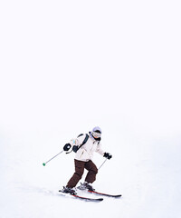 スキー場 で スキー を楽しむ スキーヤー 【 ウインター スポーツ の イメージ 】