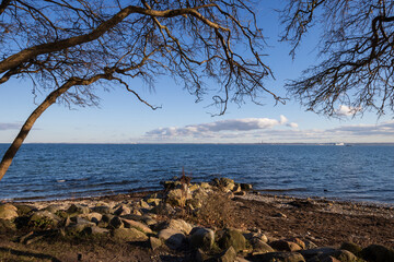 Blick auf die Ostsee am Bülker Huk an der Kieler Außenförde bei Strande. - obrazy, fototapety, plakaty