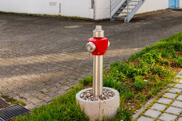 Wasserhydrant vor einem Gebäude - obrazy, fototapety, plakaty