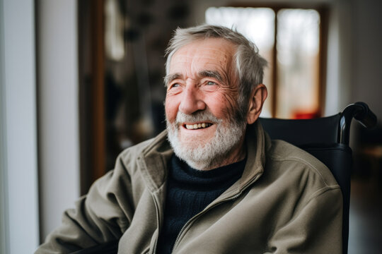 homme &acirc;g&eacute; aux cheveux blancs assise dans un fauteuil roulant, souriant et heureux