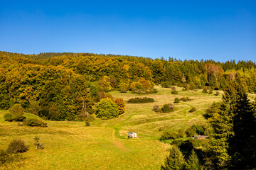 Fototapeta premium Herbstliche Fahrradrunde auf den Höhenweg des Thüringer Waldes über Oberhof und Suhl - Thüringen - Deutschland