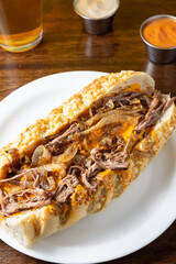 sandwich de pulled pork con queso cheddar