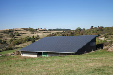 Etable dont le toit est recouvert de panneaux solaires photovoltaïques