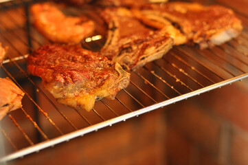 carne assada em grelha de churrasqueira na brasa 