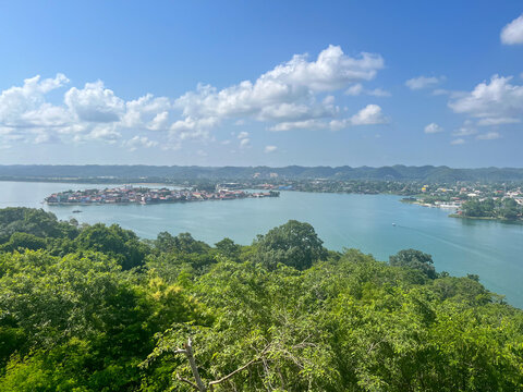 Vista de Flores en Peten, Guatemala