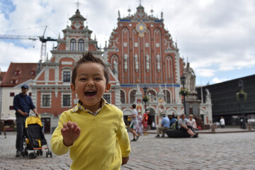 Kid playing traveling in Riga, letonia
 - obrazy, fototapety, plakaty