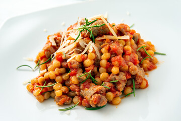 Fregula alla campidanese con salsa di pomodoro e salsiccia, cibo sardo, cucina italiana 