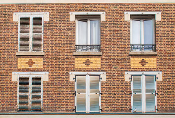 Fototapeta na wymiar Mosaïques sur un bâtiment ancien en briques, Paris, France