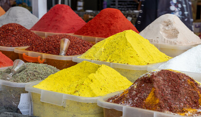 Usbekistan: Rote und gelbe Gewürze im Basar von Buchara - Close up