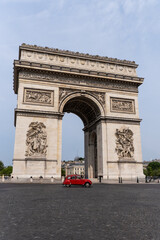 Fototapeta na wymiar Red car and the Triumph arch in Paris