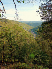 Blick auf Manubach im Landkreis Mainz-Bingen in Rheinland-Pfalz, Verbandsgemeinde Rhein-Nahe. Manubach liegt in einem Seitental des Mittelrheins.  Aussicht vom Premium-Wanderweg St.-Oswald-Schleife.
