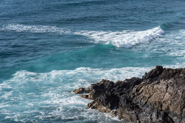 Wellen des Atlantik treffen auf Lavafelsen vor der Küste von Lanzarote, kanarische Inseln