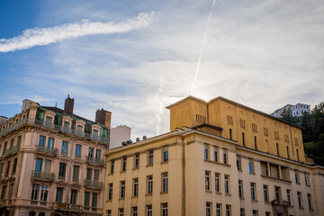 Fototapeta premium La place Saint-Jean dans le Vieux Lyon