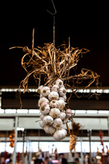 warkocze czosnku wiszące na straganie © Kamil_k2p