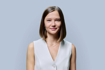 Obraz premium Portrait of beautiful young trendy woman on gray studio background