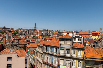 wieża katedry górująca nad pomarańczowymi dachami kamienic w Porto © Kamil_k2p