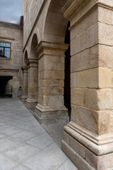 kolumny wykonane z kamiennych bloczków - środnioweifzna zabytkowa budowla © Kamil_k2p