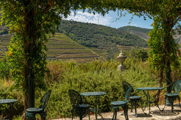 metalowe krzesła i stoliki w kawiarni z widokiem na wzgórza, Portugalia, Europa