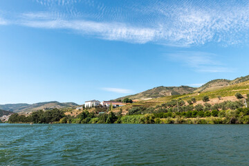 rzeka Duoro w Portugalii i jej zbocza porośnięte winoroślami 