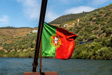 Flaga Portugalii na tle winnic w dolinie rzeki Duoro, Portugalia, Europa - obrazy, fototapety, plakaty