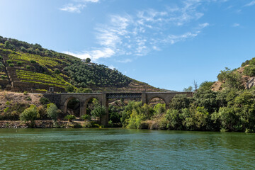 Stay, kamienny most nad rzeką Duoro w Portugalii - obrazy, fototapety, plakaty