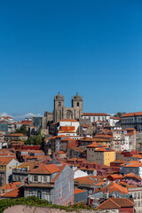 krajobraz miasta Porto z charakterystycznymi pomarańczowymi dachami kamienic i starą kamienną...