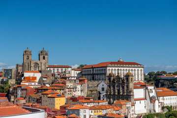 wieże katedry górujące nad domami w Porto - obrazy, fototapety, plakaty
