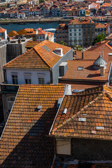 pomarańczowe dachy kamienic na starym mieście w Porto - obrazy, fototapety, plakaty