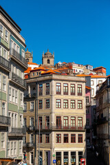 Porto - nowe kamienice na tle starówki z pomarańczowymi dachami charakterystycznymi dla tego miasta - obrazy, fototapety, plakaty