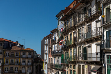 kolorowe balkony w Porto - obrazy, fototapety, plakaty