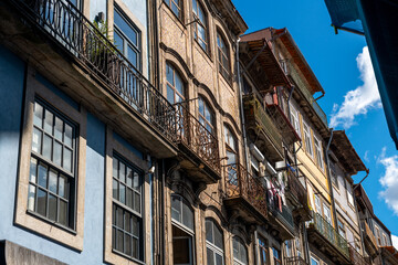 Fototapeta na wymiar suszone pranie na barierkach balkonu - charakterystyczny obrazek w Porto, Portugalia