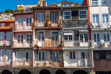 tradycyjne metalowe barierki na balkonach kolorowych kamienic w Porto, Portugalia, Europa - obrazy, fototapety, plakaty