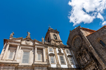 jeden z wielu zabytkowych kościołów w Porto, Portugalia