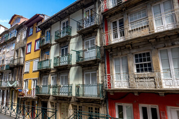 charakterystyczne balkony z metalowymi ozdobnymi barierkami, Porto, Portugalia, Europa - obrazy, fototapety, plakaty