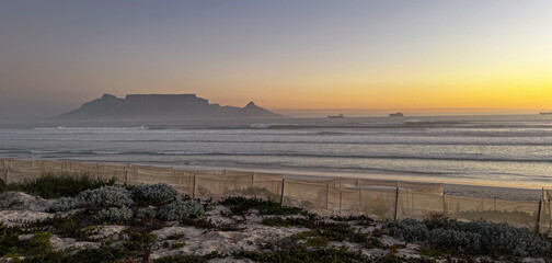 Tafelberg bei Sonnenuntergang &uuml;bers Meer