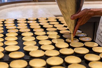 produkcja pastel de lata - tradycyjnego portugalskiego deseru